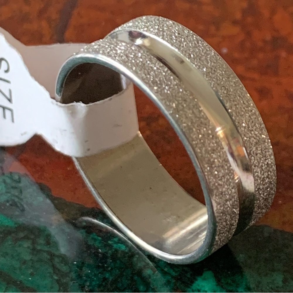 Textured silver tone band size 7.5